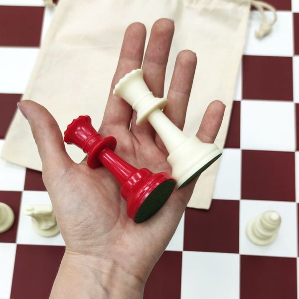 Шахматный набор: доска, мешочек, фигуры без утяжелителя бело-красные E681 фото